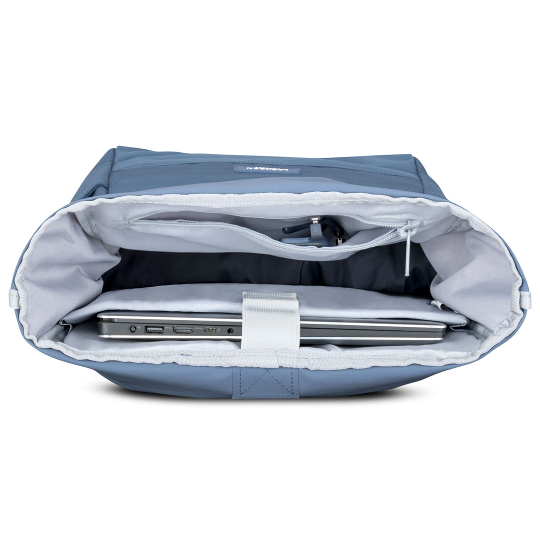 Blauer Rolltop Rucksack No 4 von LARKSON, geöffnet mit Laptopfach und weiteren Reißverschlussfächern innen