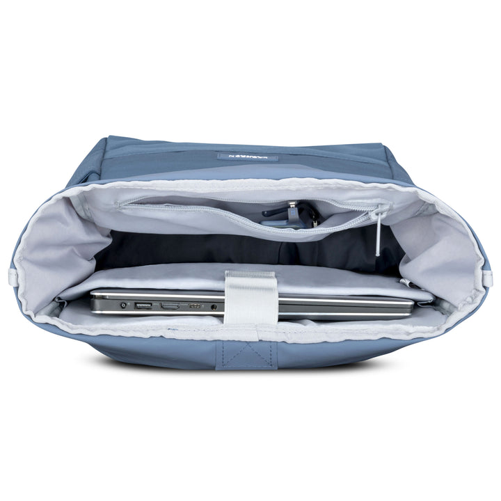 Blauer Rolltop Rucksack No 4 von LARKSON, geöffnet mit Laptopfach und weiteren Reißverschlussfächern innen