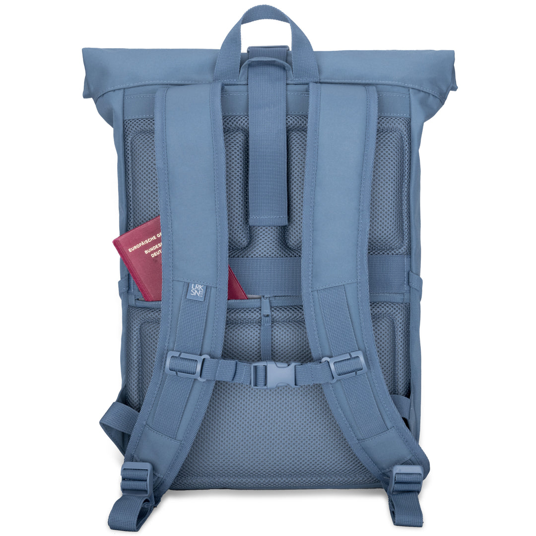 Blauer Rolltop Rucksack No 4 von LARKSON mit gepolsterten Schultergurten und versteckter Tasche mit Reisepass