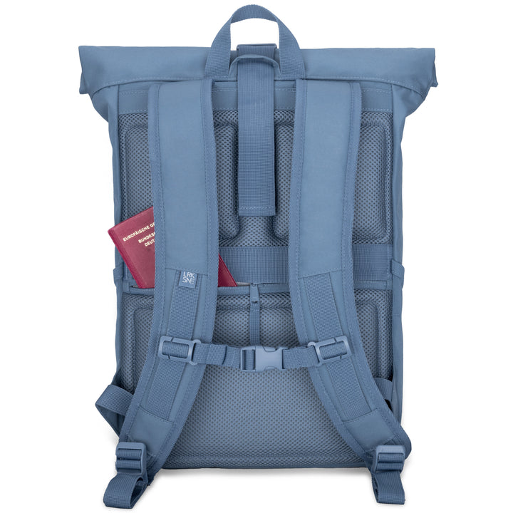 Blauer Rolltop Rucksack No 4 von LARKSON mit gepolsterten Schultergurten und versteckter Tasche mit Reisepass