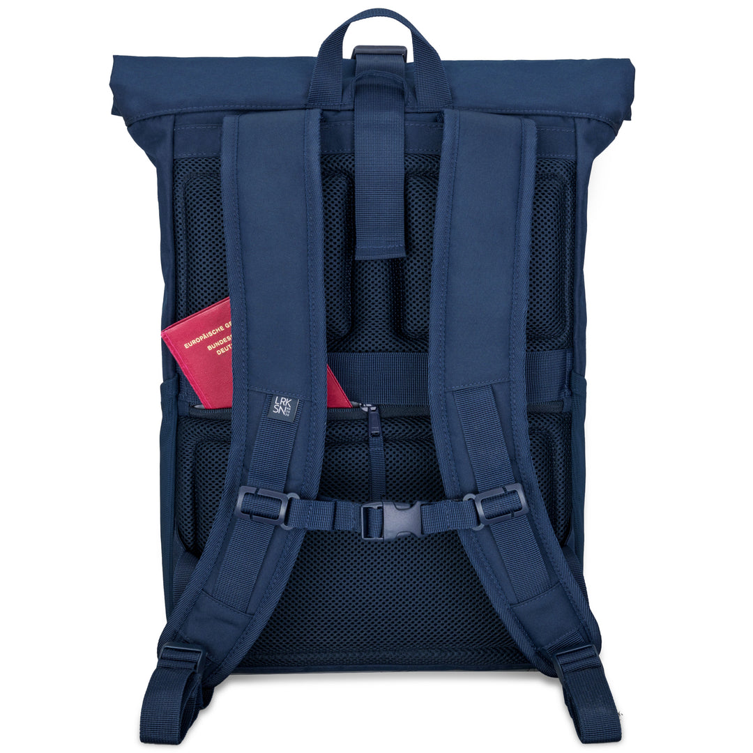 Dunkelblauer Rolltop-Rucksack No 4 von LARKSON mit verstellbaren gepolsterten Schultergurten und versteckter Seitentasche mit Reisepass