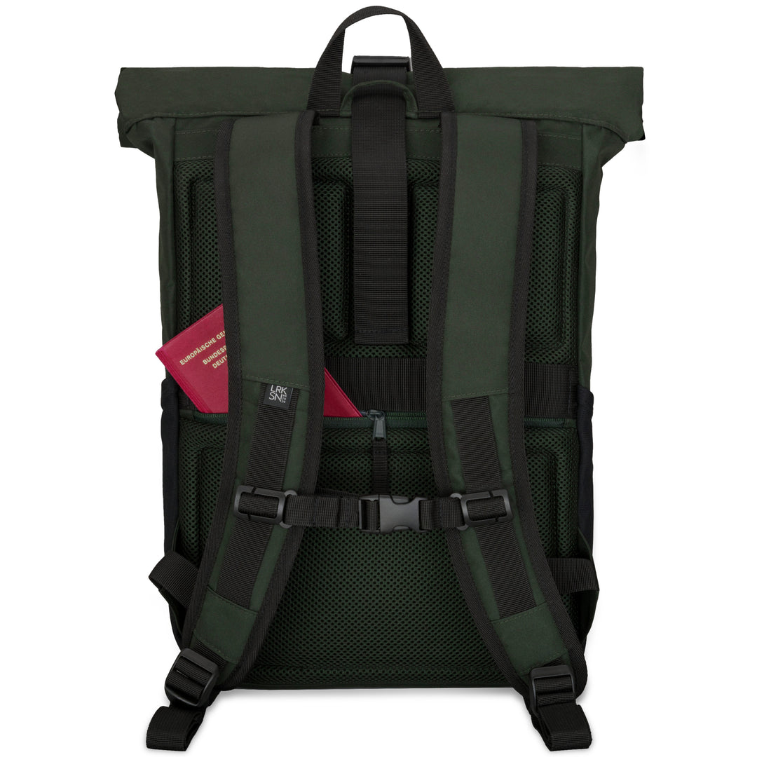 Rückansicht des dunkelgrünen Rolltop Rucksack No 4 von LARKSON mit gepolsterten Schultergurten und einem Reißverschlussfach mit rotem Pass in der Seitentasche