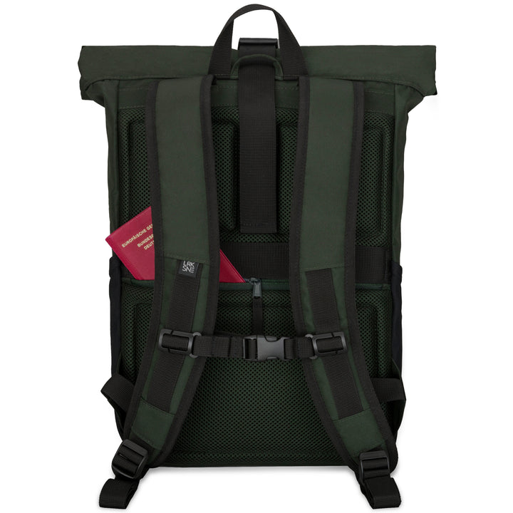 Rückansicht des dunkelgrünen Rolltop Rucksack No 4 von LARKSON mit gepolsterten Schultergurten und einem Reißverschlussfach mit rotem Pass in der Seitentasche