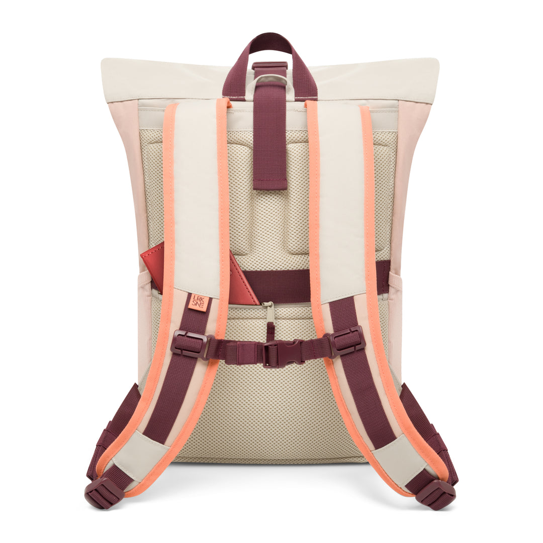 Rückansicht des Rolltop Rucksack No 4 von LARKSON in sand rose mit gepolsterten, beigen Trägern und orangefarbenen Kanten