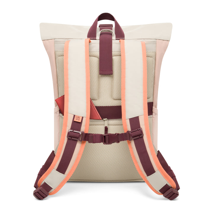 Rückansicht des Rolltop Rucksack No 4 von LARKSON in sand rose mit gepolsterten, beigen Trägern und orangefarbenen Kanten