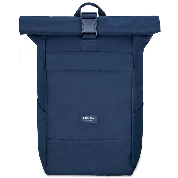 Dunkelblauer Rolltop-Rucksack No 4 von LARKSON mit Schnallenverschluss und Fronttasche