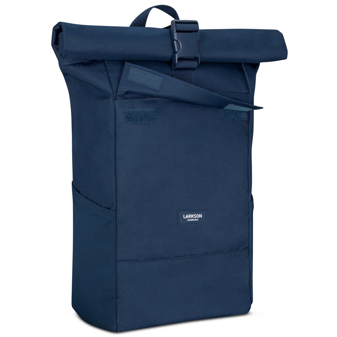 Dunkelblauer Rolltop Rucksack No 4 von Larkson mit Verschlussclip und Fronttasche