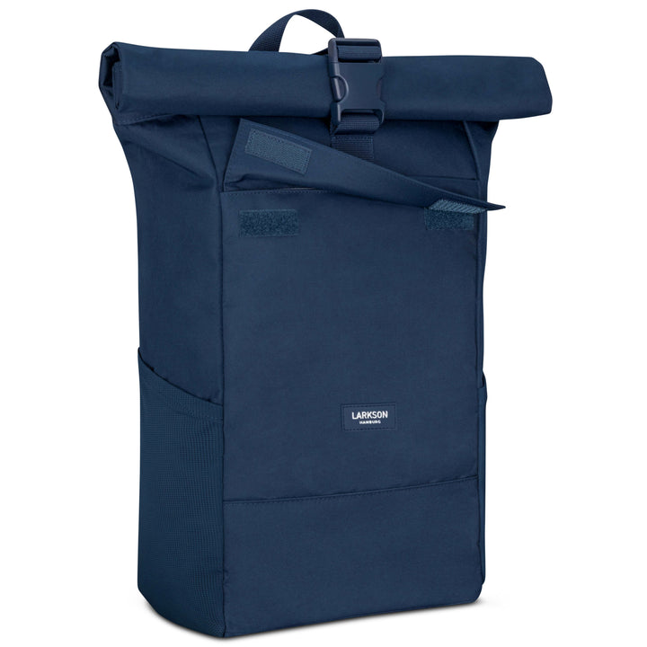 Dunkelblauer Rolltop Rucksack No 4 von Larkson mit Verschlussclip und Fronttasche