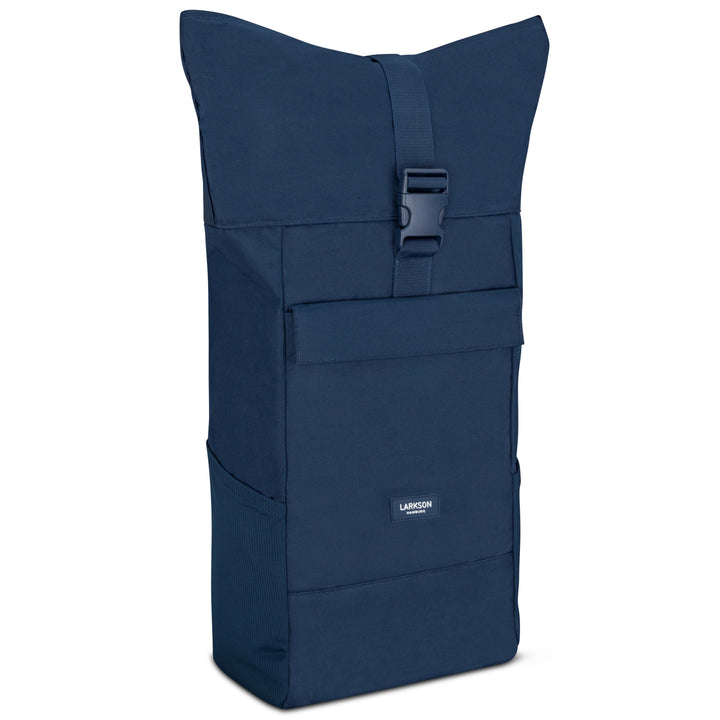 Dunkelblauer Rolltop-Rucksack No 4 von Larkson mit Schnallenverschluss und vorderer Tasche