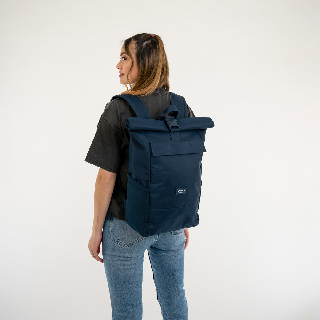 Frau von hinten mit blauem LARKSON Rolltop Rucksack No 4 aus robustem Material