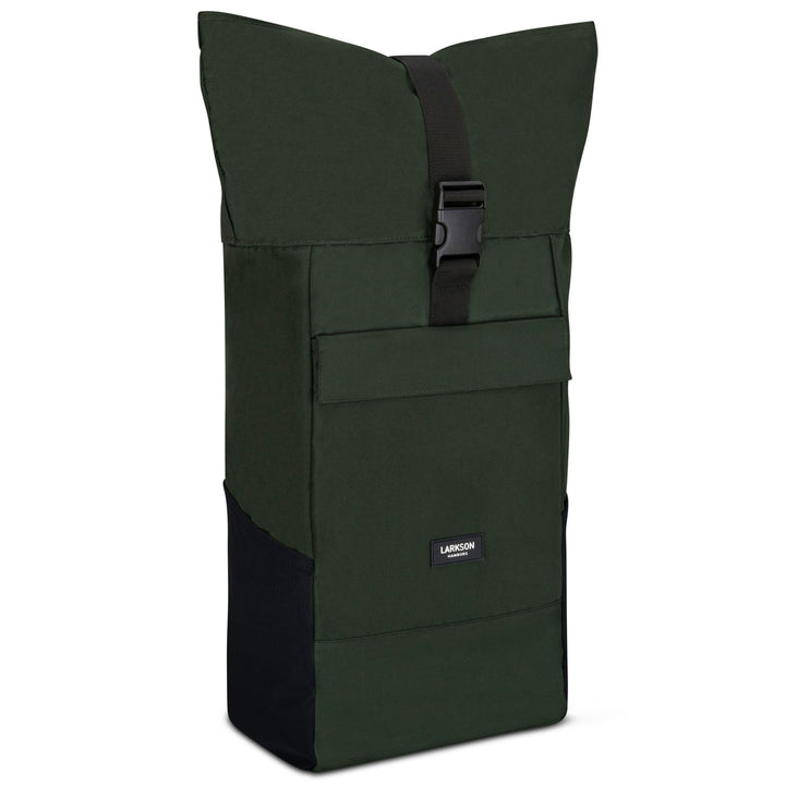 Dunkelgrüner Rolltop Rucksack No 4 von LARKSON mit schwarzem Boden und Verschlussriemen
