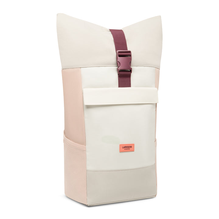 Rolltop Rucksack No 4 von LARKSON in sand-rose Farbtönen mit Fronttasche und dunkelrotem Verschlussriemen