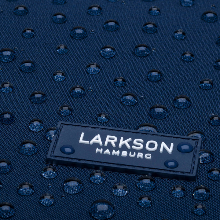 Wasserabweisendes Material mit 'LARKSON HAMBURG' Logo und Wassertropfen auf dunkelblauem Rolltop Rucksack