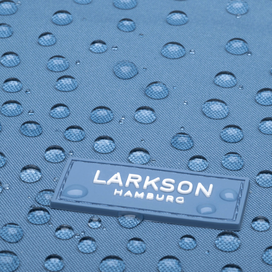 Wasserabweisendes blaues Material des Rolltop Rucksack No 4 mit LARKSON Hamburg Logo