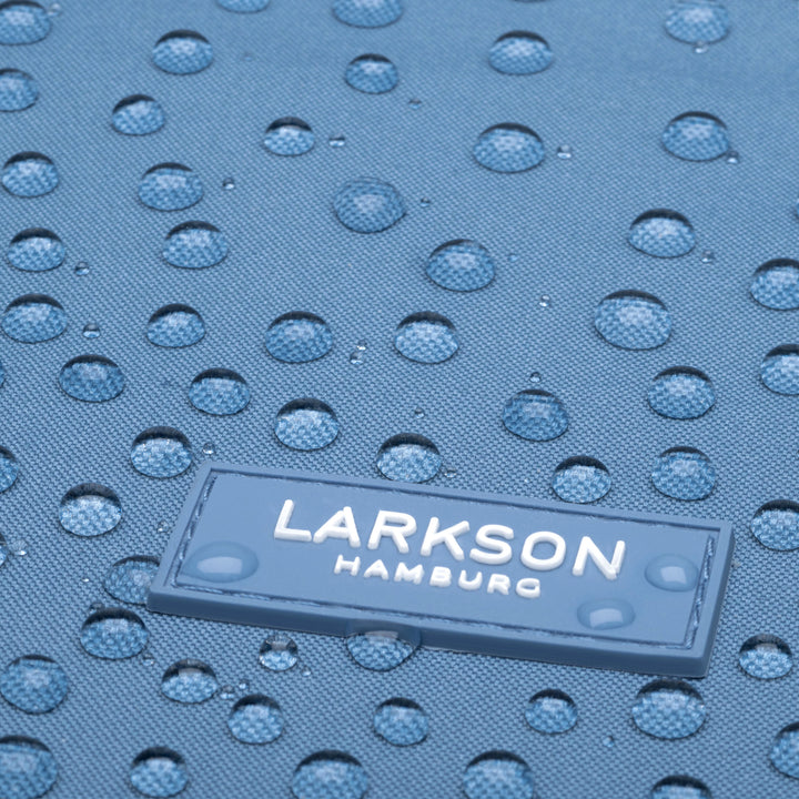 Wasserabweisendes blaues Material des Rolltop Rucksack No 4 mit LARKSON Hamburg Logo