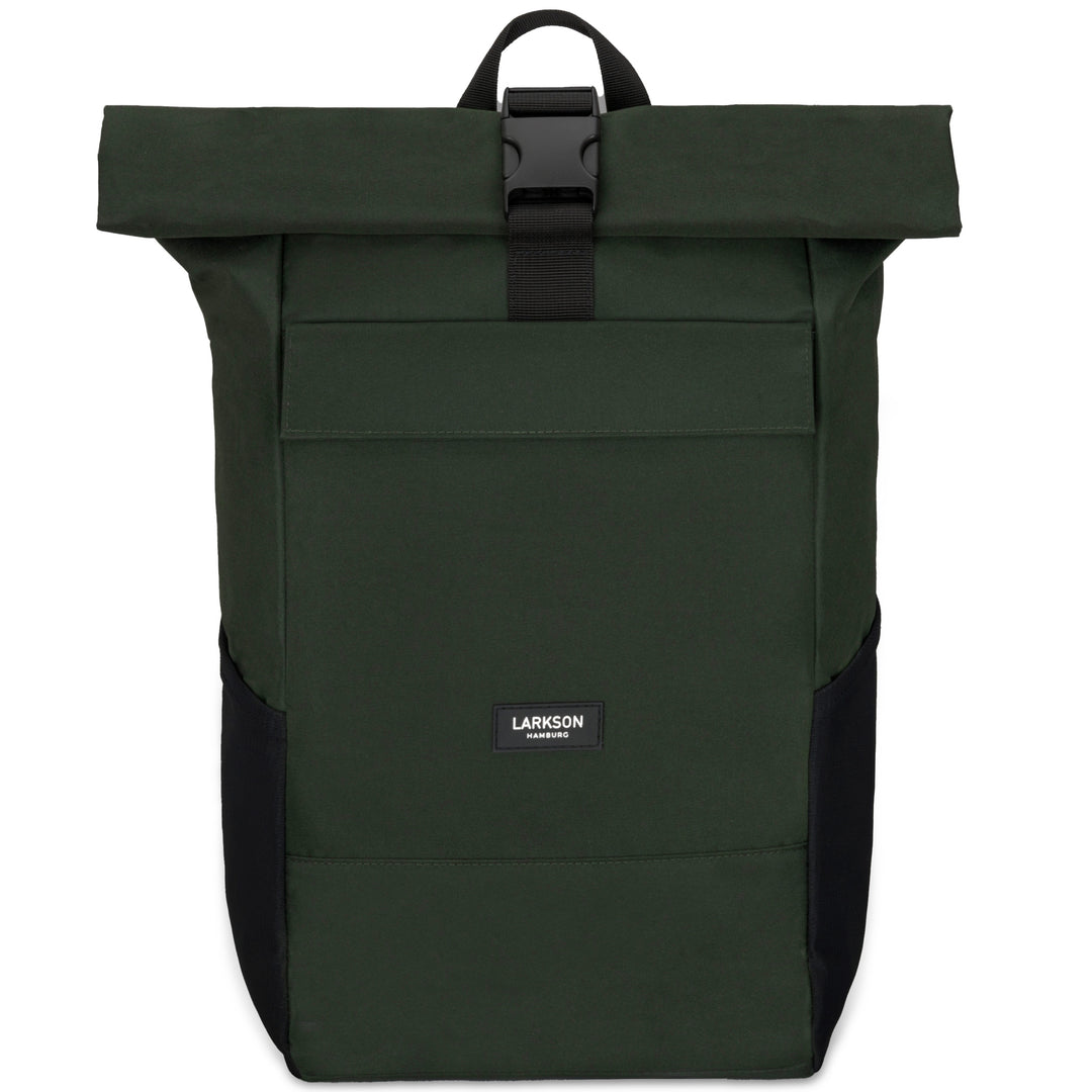 Dunkelgrüner Rolltop Rucksack No 4 von LARKSON mit schwarzem Verschluss und Logo