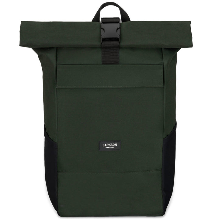 Dunkelgrüner Rolltop Rucksack No 4 von LARKSON mit schwarzem Verschluss und Logo