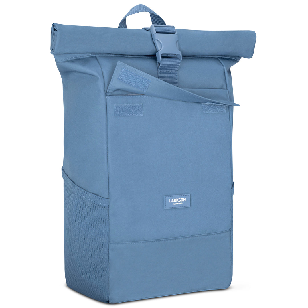 Blauer Rolltop Rucksack No 4 von LARKSON mit Fronttasche und Seitenfach