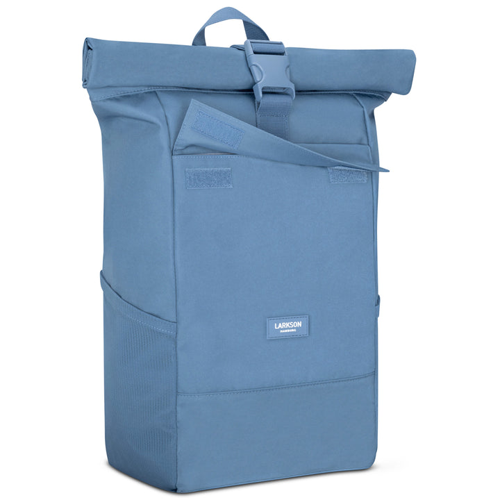 Blauer Rolltop Rucksack No 4 von LARKSON mit Fronttasche und Seitenfach