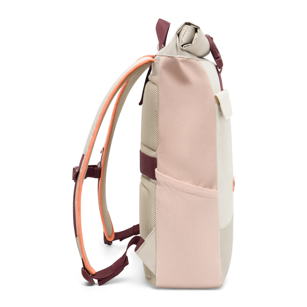Rolltop Rucksack No 4 in Sand und Rose, seitliche Ansicht mit gepolsterten Trägern und Netz-Außentasche