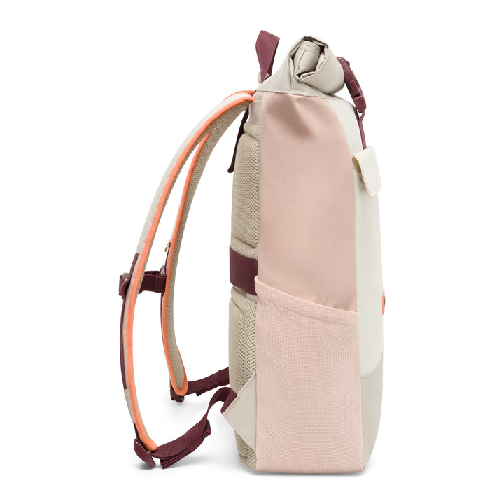 Rolltop Rucksack No 4 in Sand und Rose, seitliche Ansicht mit gepolsterten Trägern und Netz-Außentasche