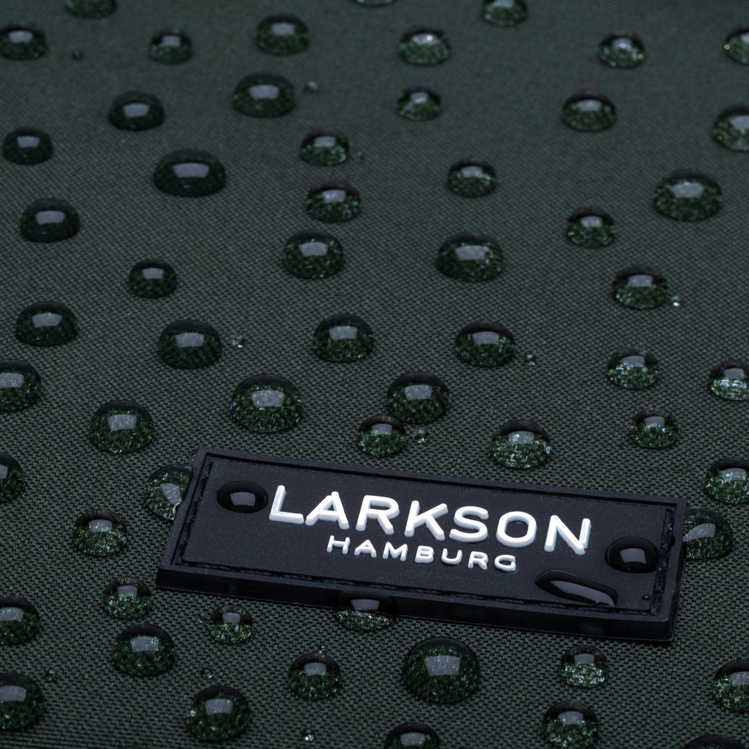 Wasserabweisendes dunkelgrünes Material mit LARKSON HAMBURG Logo und Wassertropfen darauf