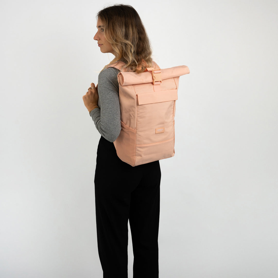 Frau mit Rolltop-Rucksack No 4 in Pfirsichfarbe von LARKSON, Seitenansicht