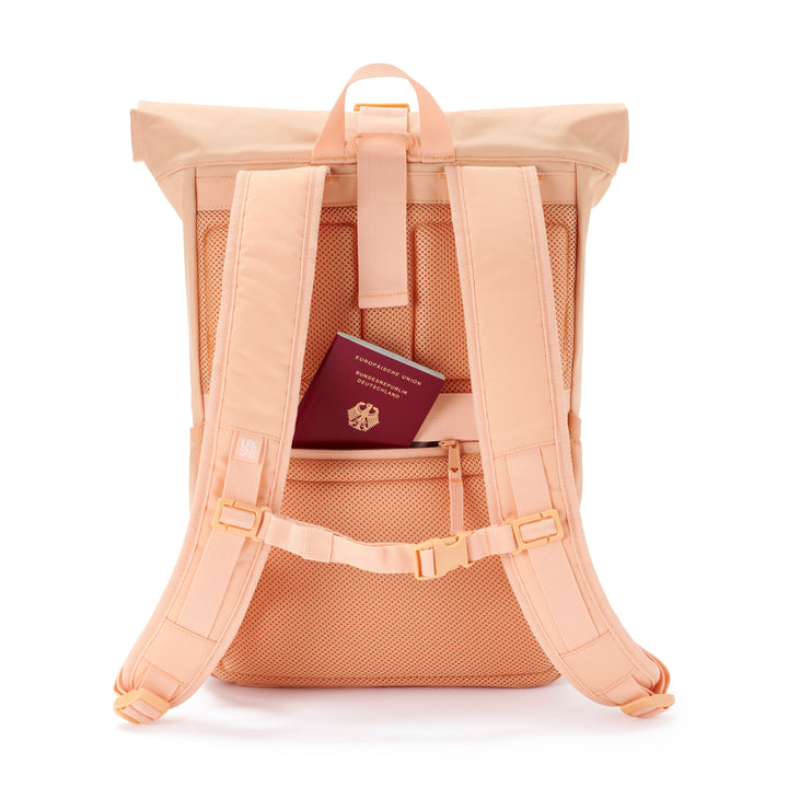 Rückansicht des Rolltop Rucksack No 4 in hellem Beige mit sichtbar geöffnetem geheimem Fach und einem deutschen Reisepass darin