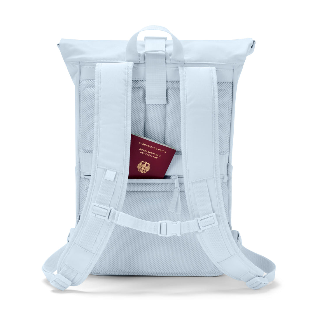 Rückansicht des Rolltop Rucksack No 4 von LARKSON mit gepolsterten Schulterriemen und verdecktem Fach mit deutschem Reisepass