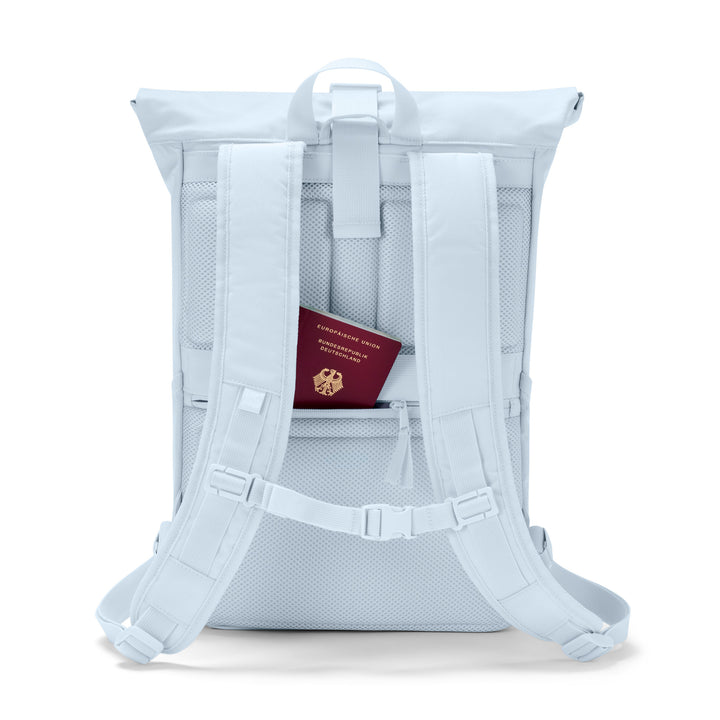 Rückansicht des Rolltop Rucksack No 4 von LARKSON mit gepolsterten Schulterriemen und verdecktem Fach mit deutschem Reisepass