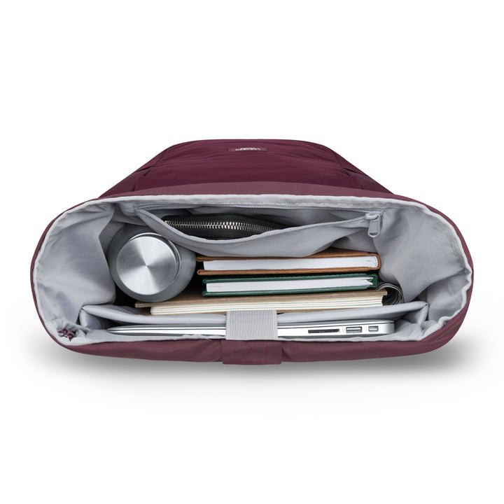 LARKSON Rolltop Rucksack No 4 in Burgunder geöffnet mit Laptop, Büchern, Wasserflasche und Zubehör