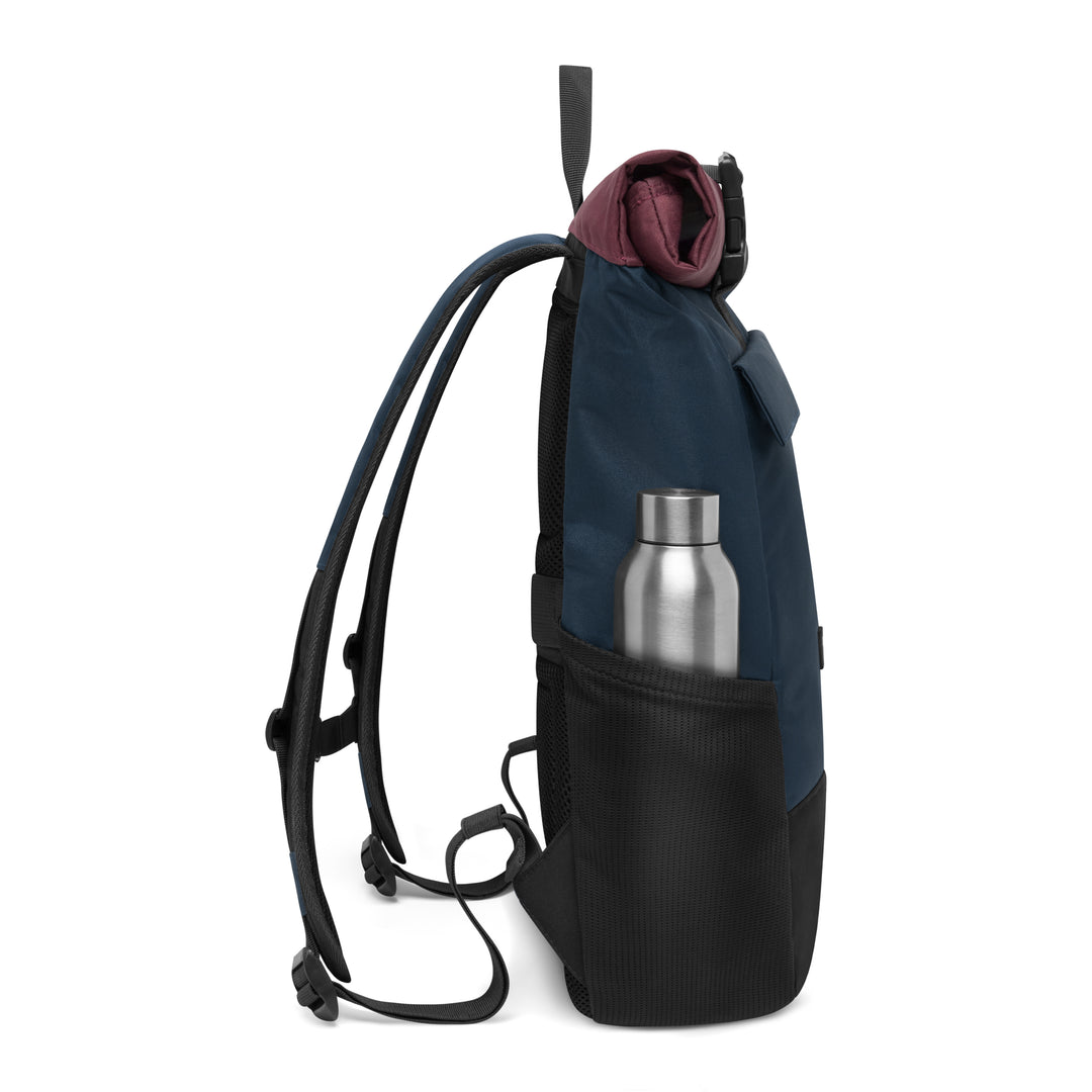Rolltop Rucksack No 4 in Dunkelblau mit schwarzer Netzseitentasche und silberner Trinkflasche