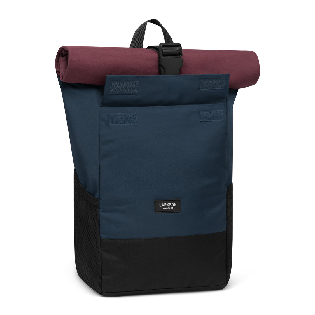 Rolltop Rucksack No 4 von LARKSON in Blau mit Beerenfarbener Rollöffnung und schwarzem Boden