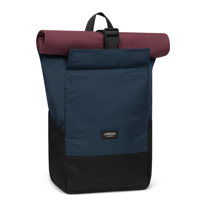 Rolltop Rucksack No 4 von LARKSON in Blau mit Beerenfarbener Rollöffnung und schwarzem Boden