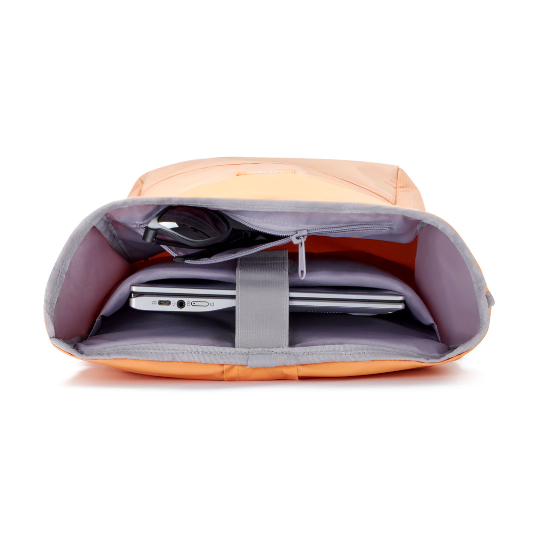 Rolltop Rucksack No 4 von LARKSON in Orange geöffnet mit Laptopfach und Kabeln innen