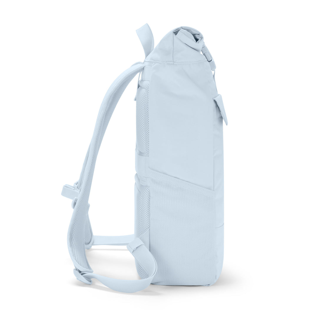 Rolltop Rucksack No 4 in hellblau, seitliche Ansicht mit gepolsterten Trägern und Netzfächern
