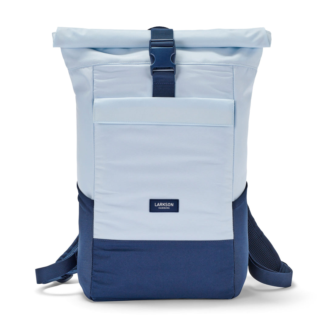 Rolltop Rucksack No 4 von Larkson in Hellblau und Dunkelblau mit Fronttasche und Schnallenverschluss