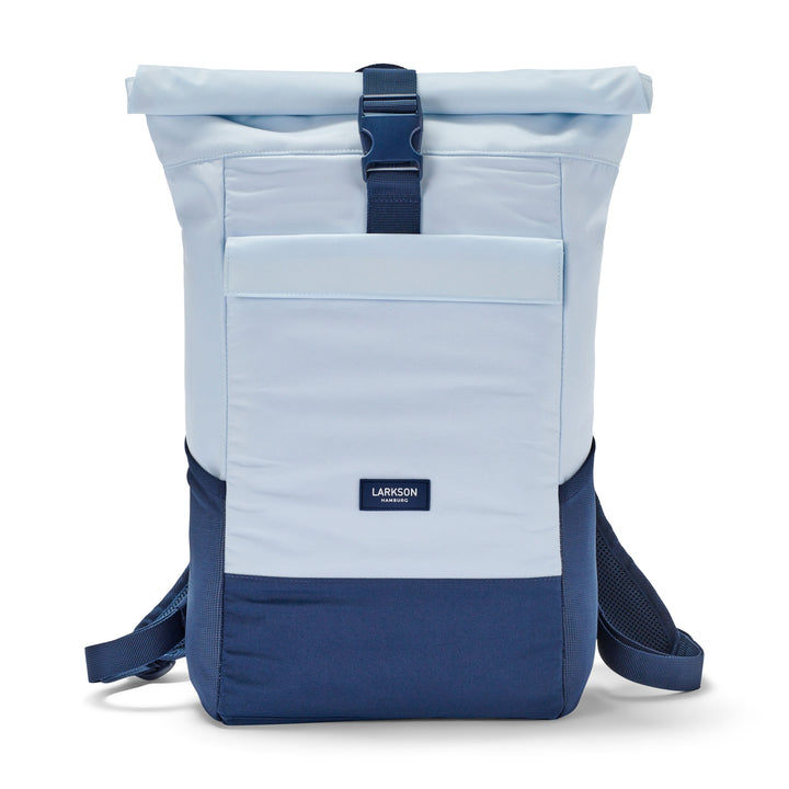 Rolltop Rucksack No 4 von Larkson in Hellblau und Dunkelblau mit Fronttasche und Schnallenverschluss