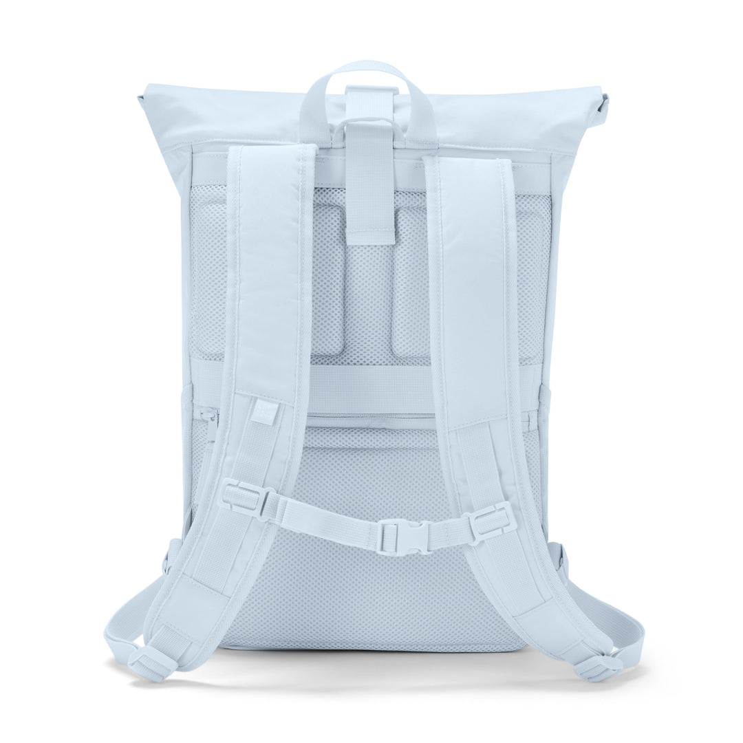 Rückseite des hellblauen Rolltop Rucksack No 4 von Larkson mit gepolsterten Trägern und Netzrückenpaneel