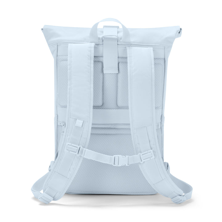 Rückseite des hellblauen Rolltop Rucksack No 4 von Larkson mit gepolsterten Trägern und Netzrückenpaneel