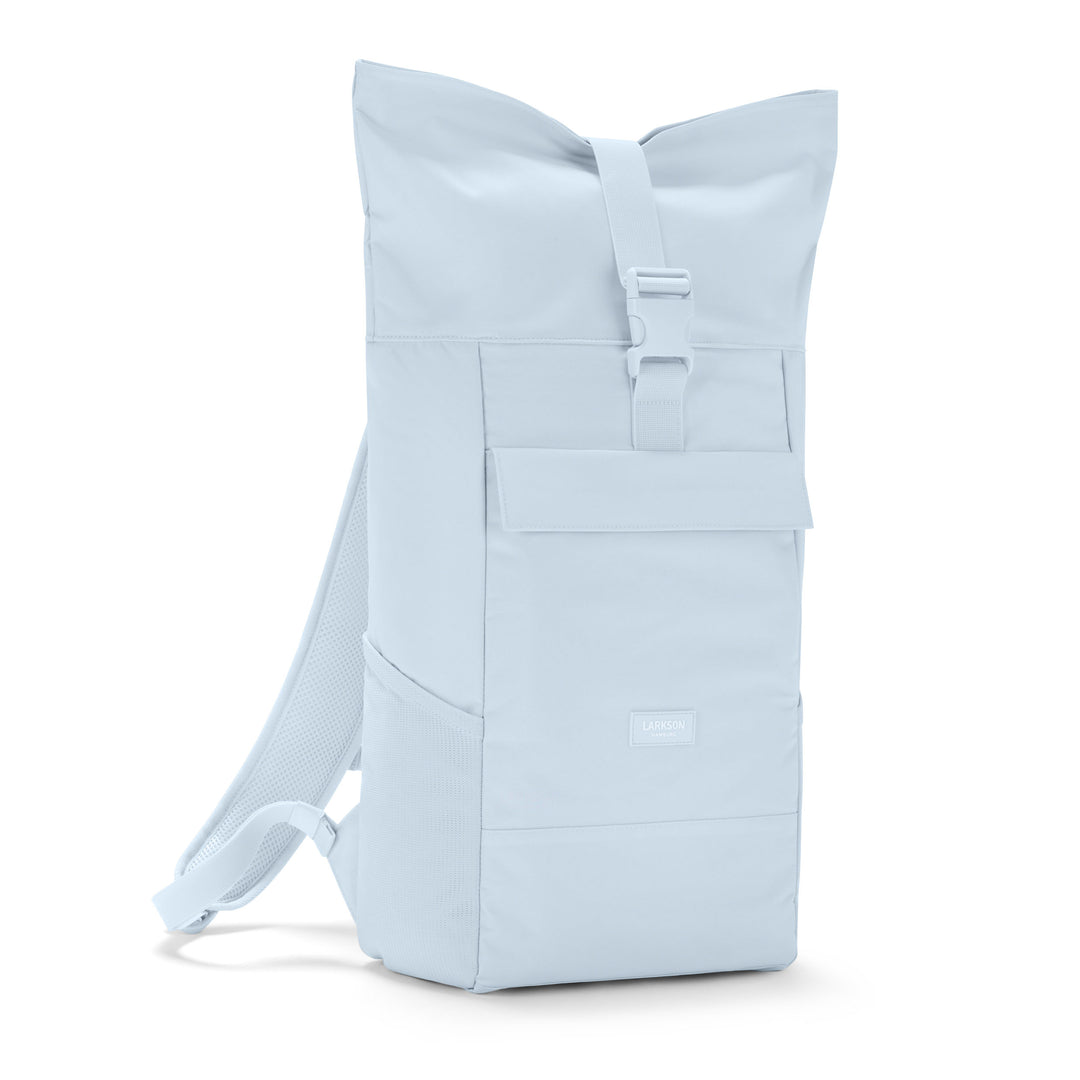 Hellblauer Rolltop-Rucksack No 4 von LARKSON mit Fronttasche und Schnallverschluss