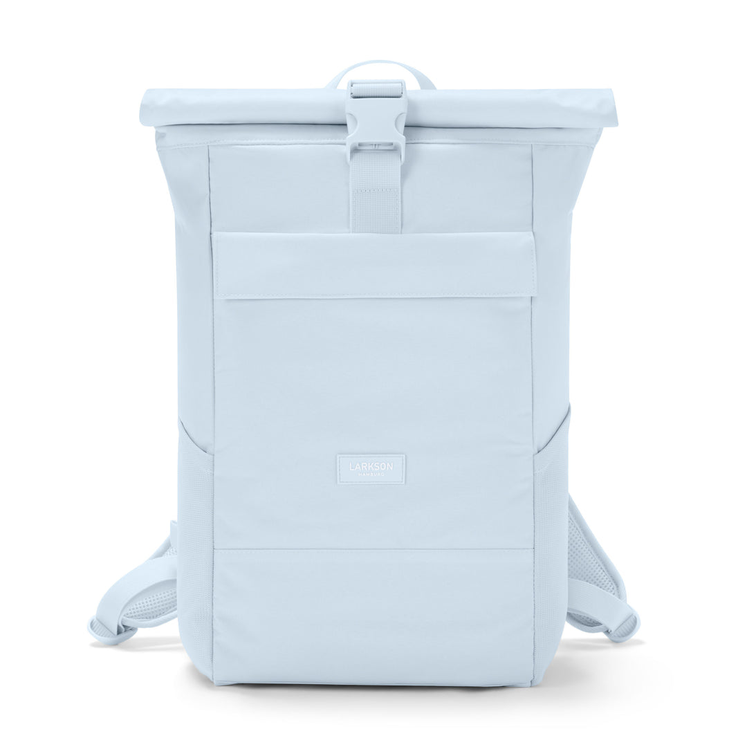 Rolltop Rucksack No 4 von LARKSON in Eisblau mit Fronttasche und Verschlussklappe