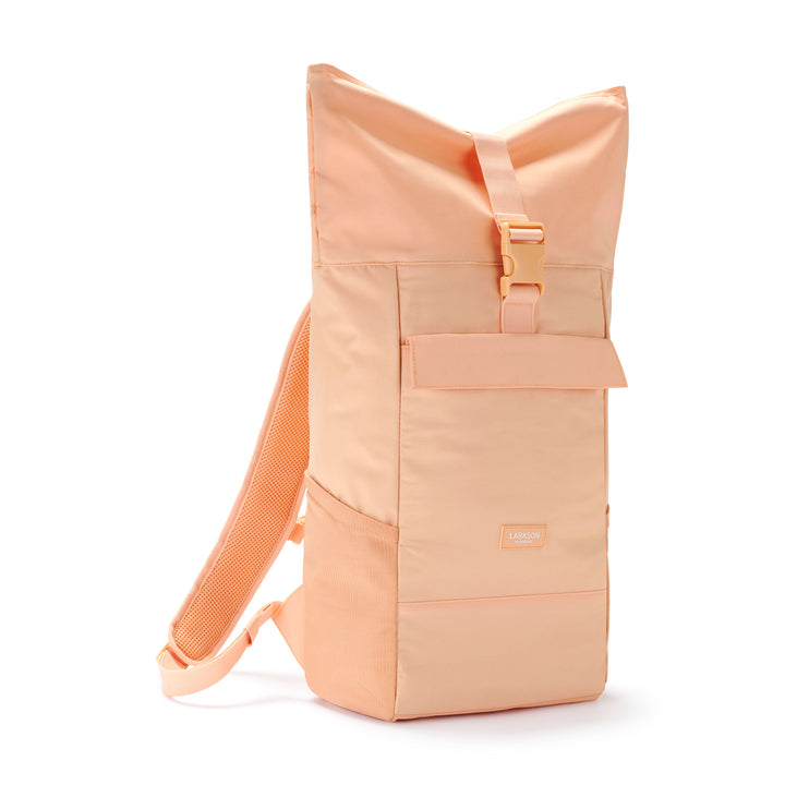 Peachfarbener Rolltop-Rucksack No 4 von LARKSON mit Fronttasche und Schnappverschluss