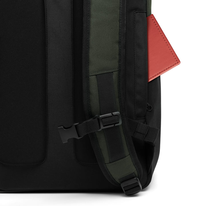 Detailaufnahme des gepolsterten Trägerteils und Schnallen am olivgrünen Rolltop Rucksack No 2 von LARKSON
