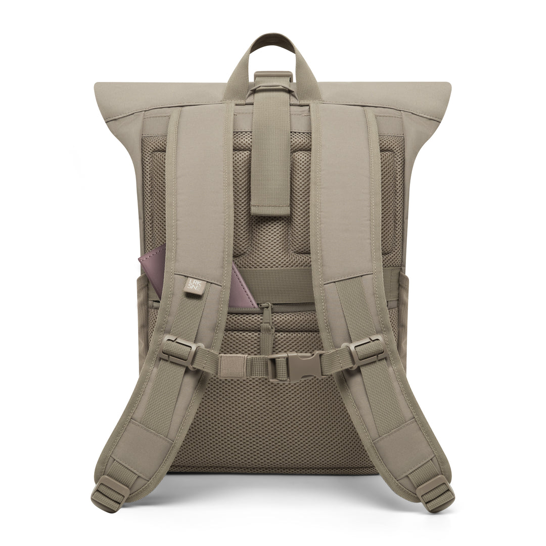 Rückseite des Rolltop Rucksacks No 4 in grauem Gravel mit gepolsterten Schultergurten und Netzrücken