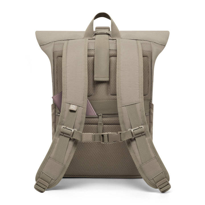 Rückseite des Rolltop Rucksacks No 4 in grauem Gravel mit gepolsterten Schultergurten und Netzrücken