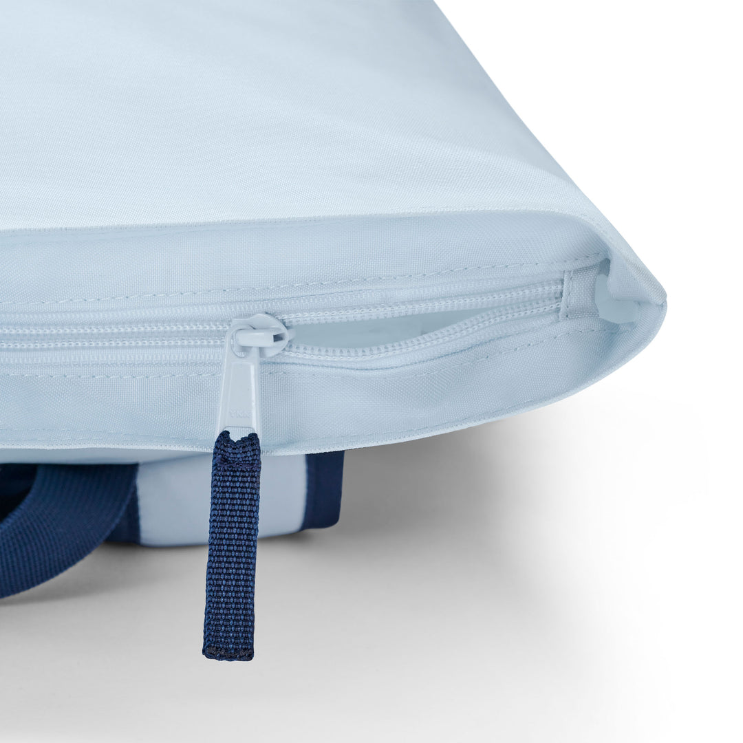 weiß-blauer Rolltop Rucksack No 4 mit Reißverschluss und blauem Zipper-Anhänger