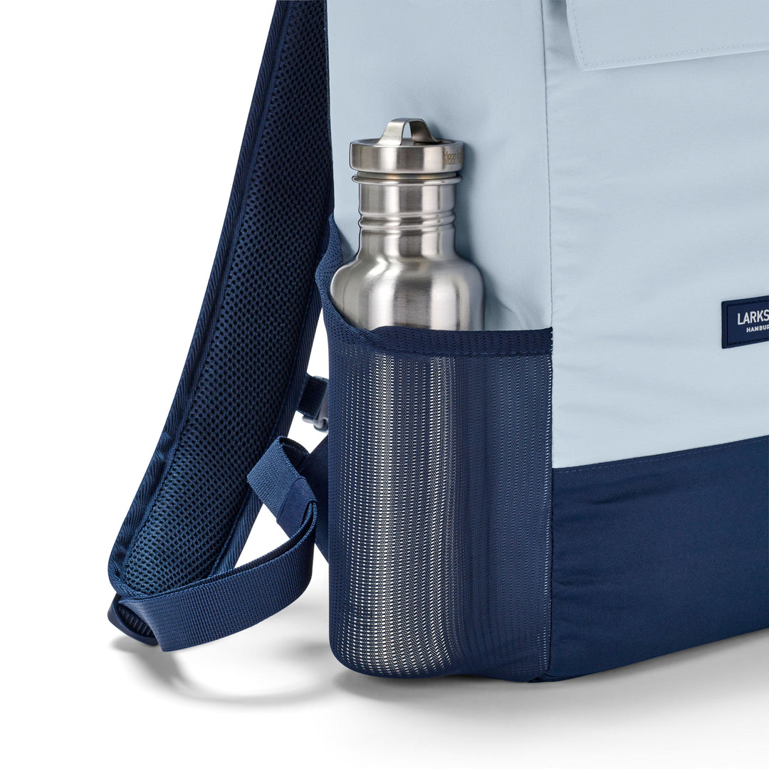 Rolltop Rucksack No 4 von Larkson in Hellblau mit marineblauem Netz-Seitenfach und Edelstahlflasche