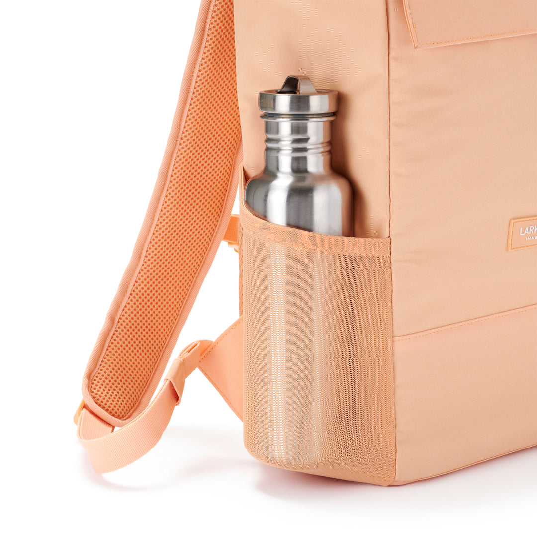 Seitentasche des Rolltop Rucksack No 4 von Larkson mit silberner Trinkflasche in pfirsichfarbenem Stoff