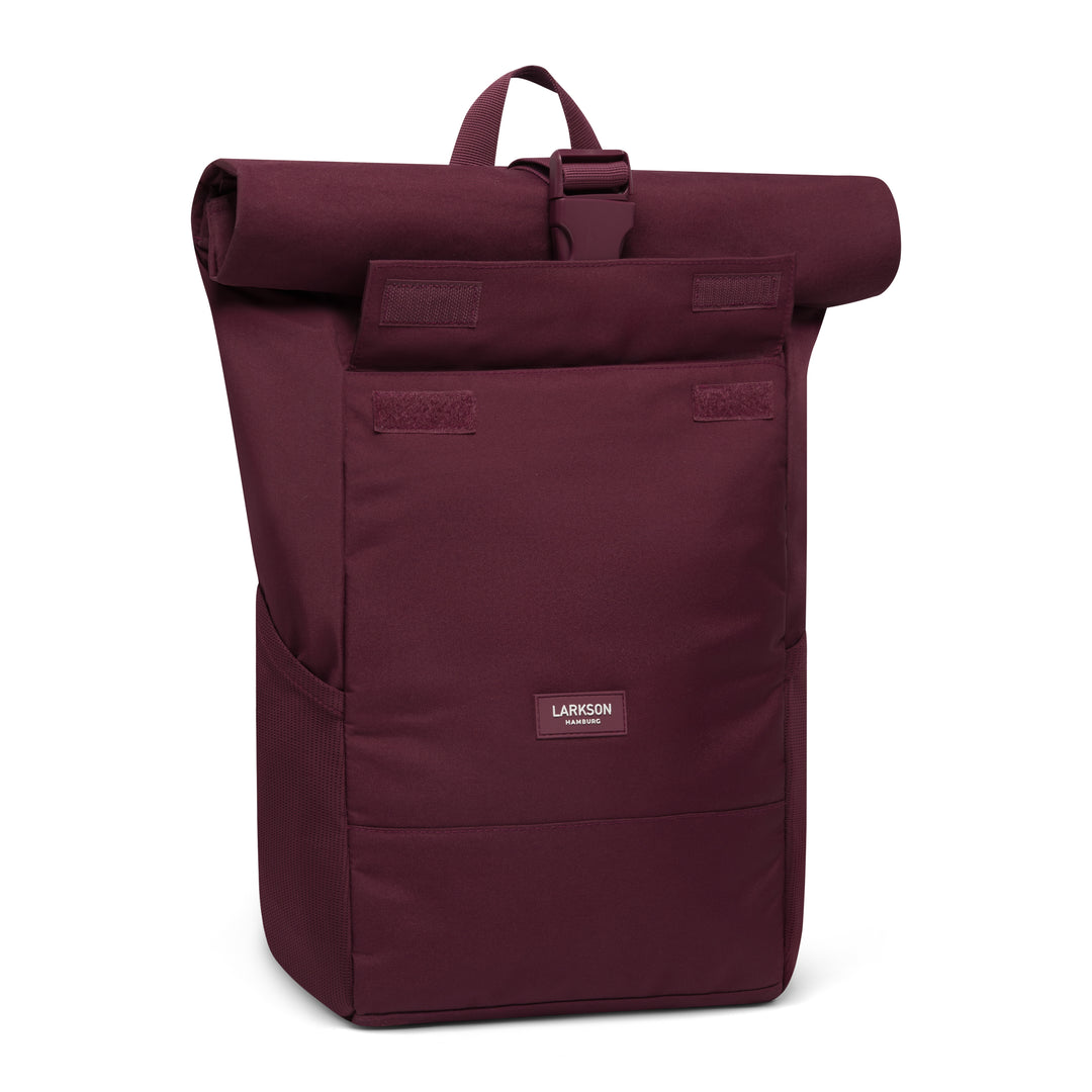 Rolltop Rucksack No 4 von LARKSON in dunkler Beerentönung mit robustem Verschluss und Fronttasche